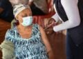 GABORONE, Seorang wanita menerima suntikan penguat (booster) vaksin COVID-19 di Gaborone, Botswana, pada 17 Januari 2022. Botswana mulai memberikan suntikan booster vaksin COVID-19 pada Senin (17/1). (Xinhua/Tshekiso Tebalo)