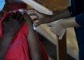 GABORONE, Perawat selesai menyuntikkan satu dosis suntikan penguat (booster) vaksin COVID-19 kepada seorang penerima di Gaborone, Botswana, pada 17 Januari 2022. Botswana mulai memberikan suntikan booster vaksin COVID-19 pada Senin (17/1). (Xinhua/Tshekiso Tebalo)