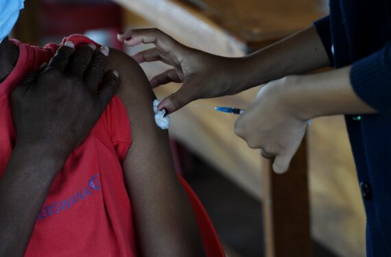 GABORONE, Perawat selesai menyuntikkan satu dosis suntikan penguat (booster) vaksin COVID-19 kepada seorang penerima di Gaborone, Botswana, pada 17 Januari 2022. Botswana mulai memberikan suntikan booster vaksin COVID-19 pada Senin (17/1). (Xinhua/Tshekiso Tebalo)
