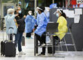 MISSISSAUGA, Tenaga kesehatan berbicara dengan sejumlah pelancong internasional di sebuah lokasi pengujian COVID-19 di Bandar Udara Internasional Pearson Toronto di Mississauga, Ontario, Kanada, pada 17 Januari 2022. Kanada pada Senin (17/1) malam waktu setempat melaporkan 23.586 kasus baru COVID-19, sehingga menambah total infeksi di negara itu menjadi 2.801.446 dengan 30.946 kematian, seperti dilaporkan media setempat CTV. (Xinhua/Zou Zheng)