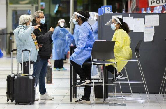 MISSISSAUGA, Tenaga kesehatan berbicara dengan sejumlah pelancong internasional di sebuah lokasi pengujian COVID-19 di Bandar Udara Internasional Pearson Toronto di Mississauga, Ontario, Kanada, pada 17 Januari 2022. Kanada pada Senin (17/1) malam waktu setempat melaporkan 23.586 kasus baru COVID-19, sehingga menambah total infeksi di negara itu menjadi 2.801.446 dengan 30.946 kematian, seperti dilaporkan media setempat CTV. (Xinhua/Zou Zheng)