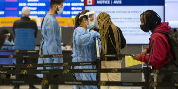 MISSISSAUGA, Tenaga kesehatan berbicara dengan seorang pelancong internasional di sebuah lokasi pengujian COVID-19 di Bandar Udara Internasional Pearson Toronto di Mississauga, Ontario, Kanada, pada 17 Januari 2022. Kanada pada Senin (17/1) malam waktu setempat melaporkan 23.586 kasus baru COVID-19, sehingga menambah total infeksi di negara itu menjadi 2.801.446 dengan 30.946 kematian, seperti dilaporkan media setempat CTV. (Xinhua/Zou Zheng)