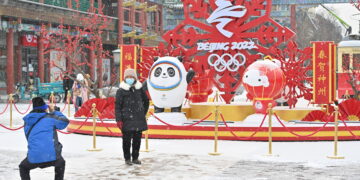 BEIJING, Orang-orang berfoto di depan instalasi dekoratif bertema Olimpiade Musim Dingin Beijing 2022 di Beijing, ibu kota China, pada 20 Januari 2022. (Xinhua/Li Xin)