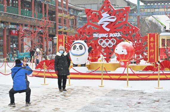 BEIJING, Orang-orang berfoto di depan instalasi dekoratif bertema Olimpiade Musim Dingin Beijing 2022 di Beijing, ibu kota China, pada 20 Januari 2022. (Xinhua/Li Xin)