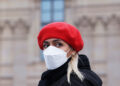 PARIS, Seorang wanita yang mengenakan masker melintasi sebuah jalan di Paris, Prancis, pada 19 Januari 2022. Situasi COVID-19 terus memburuk di Prancis setelah 464.769 kasus baru terdeteksi dalam 24 jam terakhir, seperti diumumkan badan kesehatan masyarakat negara itu pada Selasa (18/1). (Xinhua/Gao Jing)
