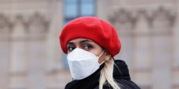 PARIS, Seorang wanita yang mengenakan masker melintasi sebuah jalan di Paris, Prancis, pada 19 Januari 2022. Situasi COVID-19 terus memburuk di Prancis setelah 464.769 kasus baru terdeteksi dalam 24 jam terakhir, seperti diumumkan badan kesehatan masyarakat negara itu pada Selasa (18/1). (Xinhua/Gao Jing)
