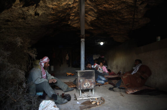 HEBRON, Para anggota keluarga El-Hawamda Palestina terlihat di dalam sebuah gua tempat mereka tinggal di Desa Yatta yang terletak di sebelah permukiman Israel, wilayah selatan Kota Hebron, Tepi Barat, pada 19 Januari 2022. (Xinhua/Mamoun Wazwaz)