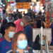 SINGAPURA, Orang-orang yang mengenakan masker berjalan-jalan di sebuah kawasan perbelanjaan di pusat kota di Singapura pada 20 Januari 2022. (Xinhua/Then Chih Wey)