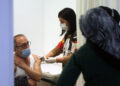 ANKARA, Seorang pria menerima satu dosis suntikan vaksin COVID-19 di Ankara, Turki, pada 20 Januari 2022. Turki pada Kamis (20/1) melaporkan 71.843 kasus baru COVID-19, menambah total infeksi di negara itu menjadi 10.736.215, menurut Kementerian Kesehatan Turki. (Xinhua/Mustafa Kaya)