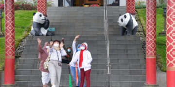 BOGOR, Pengunjung berswafoto dengan patung panda raksasa di Taman Safari Bogor pada 21 Januari 2022. Sejak didatangkan pada September 2017, panda raksasa "Cai Tao" dan "Hu Chun" telah menjadi bintang di Taman Safari Bogor. Tahun ini akan menjadi Festival Musim Semi kelima mereka di taman margasatwa itu. (Xinhua/Xu Qin)