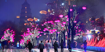 XI'AN, Foto yang diabadikan pada 21 Januari 2022 ini menunjukkan pemandangan malam hari di kawasan wisata Datang Everbright City di Xi'an, Provinsi Shaanxi, China barat laut. Datang Everbright City, sebuah landmark wisata di Xi'an, dihiasi dengan lampu warna-warni untuk merayakan Festival Musim Semi, atau Tahun Baru Imlek, yang jatuh pada 1 Februari 2022. (Xinhua/Tao Ming)