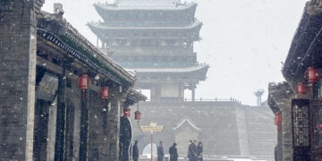 PINGYAO, Foto yang diabadikan pada 21 Januari 2022 ini menunjukkan pemandangan salju di Kota Kuno Pingyao di Kota Jinzhong, Provinsi Shanxi, China utara. (Xinhua/Liang Shengren)