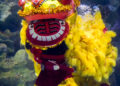 KUALA LUMPUR, Para penyelam yang mengenakan kostum barongsai menampilkan pertunjukan dalam air untuk merayakan Tahun Baru Imlek selama acara pratinjau media di akuarium Aquaria KLCC di Kuala Lumpur, Malaysia, pada 21 Januari 2022. (Xinhua/Zhu Wei)