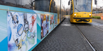 BUDAPEST, Sebuah trem dengan dekorasi bertema Olimpiade Musim Dingin Beijing 2022 terlihat di pusat kota Budapest, Hongaria, pada 20 Januari 2022. (Xinhua/Attila Volgyi)