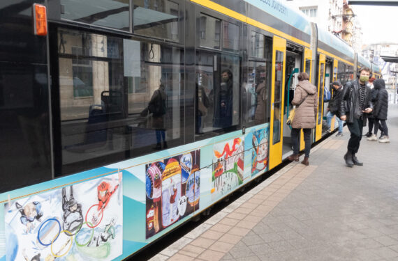 BUDAPEST, Sebuah trem dengan dekorasi bertema Olimpiade Musim Dingin Beijing 2022 terlihat di pusat kota Budapest, Hongaria, pada 20 Januari 2022. (Xinhua/Attila Volgyi)
