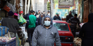 KAIRO, Seorang pria yang memakai masker berjalan di sebuah jalan di Kairo, Mesir, pada 21 Januari 2022. Baru-baru ini, Mesir melaporkan lonjakan kasus harian COVID-19. (Xinhua/Ahmed Gomaa)