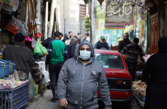 KAIRO, Seorang pria yang memakai masker berjalan di sebuah jalan di Kairo, Mesir, pada 21 Januari 2022. Baru-baru ini, Mesir melaporkan lonjakan kasus harian COVID-19. (Xinhua/Ahmed Gomaa)