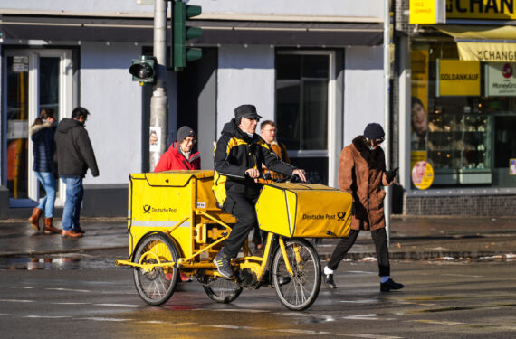 BERLIN, Seorang petugas pos menaiki sepeda di sebuah jalan di Berlin, Jerman, pada 21 Januari 2022. Tingkat kejadian COVID-19 dalam periode tujuh hari di Jerman terus melonjak hingga melampaui 700 infeksi untuk pertama kalinya sejak awal pandemi, ungkap lembaga pemerintah yang menangani pengendalian penyakit menular Robert Koch Institute (RKI) pada Jumat (21/1). (Xinhua/Stefan Zeitz)