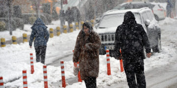 ANKARA, Orang-orang berjalan di tengah cuaca bersalju di Ankara, Turki, pada 22 Januari 2022. (Xinhua/Mustafa Kaya)