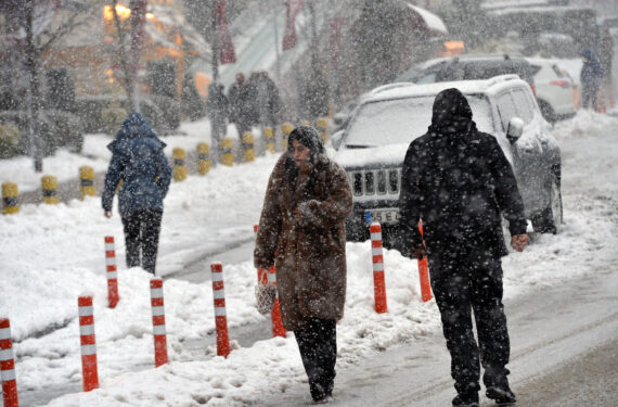 ANKARA, Orang-orang berjalan di tengah cuaca bersalju di Ankara, Turki, pada 22 Januari 2022. (Xinhua/Mustafa Kaya)