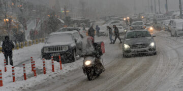 ANKARA, Orang-orang berkendara di tengah cuaca bersalju di Ankara, Turki, pada 22 Januari 2022. (Xinhua/Mustafa Kaya)