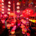 KUALA LUMPUR, Orang-orang membeli lampion merah untuk Tahun Baru Imlek di sebuah toko di Kuala Lumpur, Malaysia, pada 23 Januari 2022. Orang-orang menghiasi rumah mereka dengan tanaman dan bunga serta hiasan tradisional seperti lampion merah dan kuplet menjelang perayaan Tahun Baru Imlek. (Xinhua/Zhu Wei)