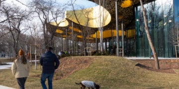 BUDAPEST, Foto yang diabadikan pada 23 Januari 2022 ini menunjukkan House of Music, tengara budaya kontemporer baru di Hongaria, yang berada di Taman Kota Budapest di Budapest, Hongaria. Perdana Menteri Hongaria Viktor Orban pada Sabtu (22/1) meresmikan House of Music di ibu kota, Budapest, pada Hari Kebudayaan Nasional. (Xinhua/Attila Volgyi)