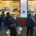 XI'AN, Warga membeli sayuran di sebuah pasar di Distrik Beilin di Xi'an, Provinsi Shaanxi, China barat laut, pada 23 Januari 2022. Kota Xi'an di China barat laut diperkirakan akan telah bersih dari semua area berisiko COVID-19 tinggi dan menengah pada 25 Januari, selama tidak terjadi situasi khusus, kata seorang pejabat pemerintah pada Sabtu (22/1). (Xinhua/Tao Ming)