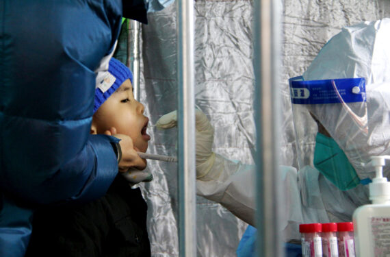 BEIJING, Tenaga kesehatan mengambil sampel usap (swab) dari seorang anak laki-laki untuk tes asam nukleat di sebuah lokasi tes COVID-19 di Distrik Fengtai di Beijing, ibu kota China, pada 23 Januari 2022. (Xinhua/Tang Rufeng)