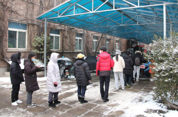 BEIJING, Orang-orang mengantre untuk menjalani tes asam nukleat di sebuah lokasi tes COVID-19 di Distrik Fengtai di Beijing, ibu kota China, pada 23 Januari 2022. (Xinhua/Tang Rufeng)