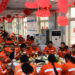HEFEI, Para petugas sanitasi mengadakan makan malam reuni di stasiun sanitasi Jalan Gongwan di Distrik Luyang, Hefei, Provinsi Anhui, China timur, pada 24 Januari 2022. Biro manajemen kota setempat pada Senin (24/1) menawarkan makan malam reuni kepada lebih dari 40 petugas sanitasi yang memilih untuk tetap tinggal di posisi mereka selama perayaan Festival Musim Semi mendatang. (Xinhua/Zhou Mu)