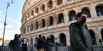 ROMA, Orang-orang yang mengenakan masker melintas di depan Colosseum di Roma, Italia, pada 24 Januari 2022. Pada Senin (24/1), Italia melaporkan 77.696 kasus COVID-19 baru selama 24 jam terakhir, sehingga total kasus terkonfirmasi COVID-19 di negara tersebut menjadi 10.001.344, menurut data terbaru Kementerian Kesehatan Italia. (Xinhua/Jin Mamengni)