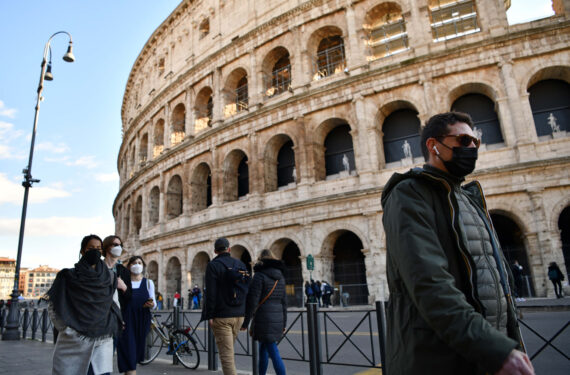 ROMA, Orang-orang yang mengenakan masker melintas di depan Colosseum di Roma, Italia, pada 24 Januari 2022. Pada Senin (24/1), Italia melaporkan 77.696 kasus COVID-19 baru selama 24 jam terakhir, sehingga total kasus terkonfirmasi COVID-19 di negara tersebut menjadi 10.001.344, menurut data terbaru Kementerian Kesehatan Italia. (Xinhua/Jin Mamengni)