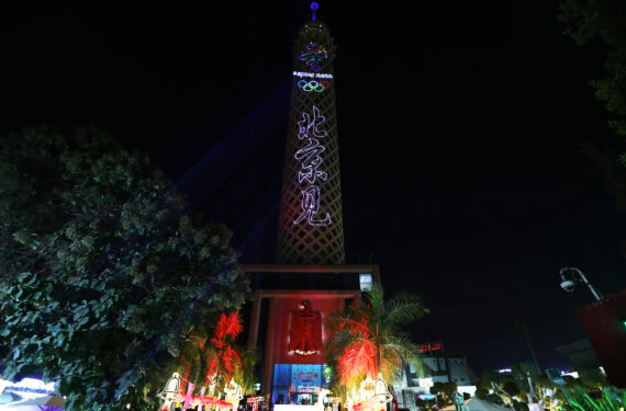 KAIRO, Foto yang diabadikan pada 24 Januari 2022 ini menunjukkan tulisan yang berarti "Sampai jumpa di Beijing" yang diproyeksikan pada Menara Kairo dalam sebuah pertunjukan cahaya di Kairo, Mesir. Pertunjukan cahaya tersebut diadakan di Menara Kairo untuk menyambut Olimpiade Musim Dingin Beijing 2022 mendatang. (Xinhua/Wang Dongzhen)