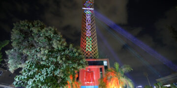 KAIRO, Foto yang diabadikan pada 24 Januari 2022 ini menunjukkan tampilan Menara Kairo dalam sebuah pertunjukan cahaya di Kairo, Mesir. Pertunjukan cahaya tersebut diadakan di Menara Kairo untuk menyambut Olimpiade Musim Dingin Beijing 2022 mendatang. (Xinhua/Sui Xiankai)