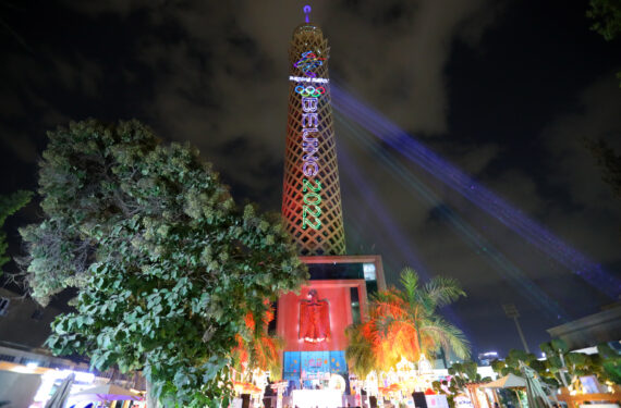 KAIRO, Foto yang diabadikan pada 24 Januari 2022 ini menunjukkan tampilan Menara Kairo dalam sebuah pertunjukan cahaya di Kairo, Mesir. Pertunjukan cahaya tersebut diadakan di Menara Kairo untuk menyambut Olimpiade Musim Dingin Beijing 2022 mendatang. (Xinhua/Sui Xiankai)