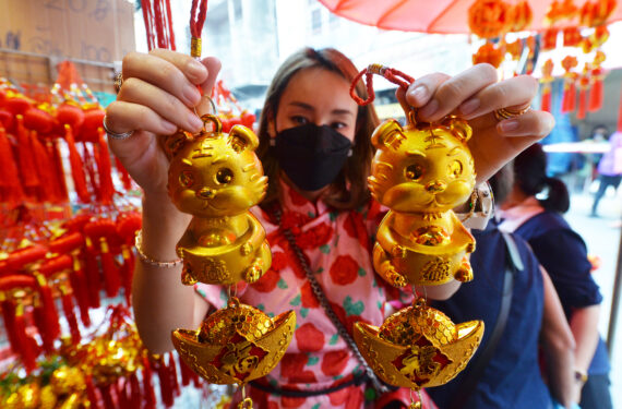 BANGKOK, Seorang pelanggan menunjukkan dekorasi Festival Musim Semi di sebuah toko di kawasan Pecinan Bangkok, Thailand, pada 25 Januari 2022. Tahun ini, Festival Musim Semi jatuh pada 1 Februari. (Xinhua/Rachen Sageamsak)