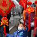 XI'AN, Seorang anak memilih hiasan dinding untuk Tahun Baru Imlek di Xi'an, Provinsi Shaanxi, China barat laut, pada 25 Januari 2022. Xi'an dinyatakan bersih dari semua wilayah yang diklasifikasikan sebagai berisiko tinggi dan menengah COVID-19 pada 24 Januari. (Xinhua/Tao Ming)
