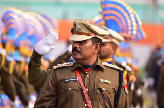 NAGAON, Pasukan paramiliter India ambil bagian dalam parade peringatan Hari Republik India di Distrik Nagaon, Negara Bagian Assam, India timur laut, pada 26 Januari 2022. (Xinhua/Str)