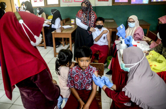 BOGOR, Tenaga kesehatan menyuntikkan vaksin COVID-19 kepada seorang anak laki-laki dalam program vaksinasi untuk anak usia 6 hingga 11 tahun di Bogor, Provinsi Jawa Barat, pada 26 Januari 2022. (Xinhua/Sandika Fadilah)