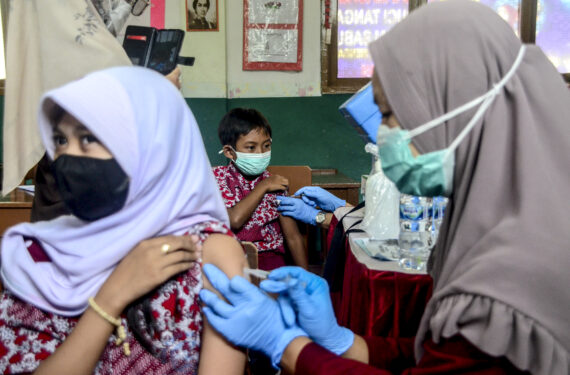 BOGOR, Tenaga kesehatan menyuntikkan vaksin COVID-19 kepada anak-anak dalam program vaksinasi untuk anak usia 6 hingga 11 tahun di Bogor, Provinsi Jawa Barat, pada 26 Januari 2022. (Xinhua/Sandika Fadilah)