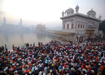 Umat Sikh mengantre untuk berdoa pada dini hari di Tahun Baru di Kuil Emas yang berada di Amritsar, Negara Bagian Punjab, India utara, pada 1 Januari 2022. (Xinhua/Str)