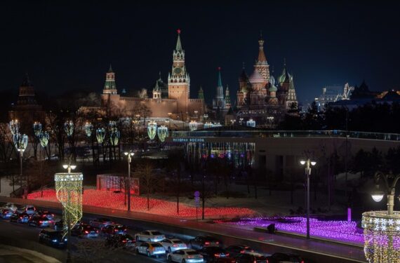 Foto yang diabadikan pada 11 Desember 2021 ini menunjukkan Katedral Saint Basil dan Kremlin di Moskow, ibu kota Rusia. (Xinhua/Bai Xueqi)