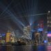 Foto yang diabadikan pada 2 Januari 2021 ini menunjukkan pertunjukan cahaya di kawasan Lujiazui di Shanghai, China timur. (Xinhua/Wang Xiang)