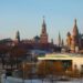 Foto yang diabadikan pada 2 Desember 2020 ini menunjukkan Katedral Saint Basil dan Kremlin di Moskow, ibu kota Rusia. (Xinhua/Bai Xueqi)