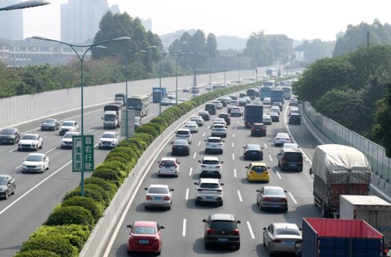 Kendaraan-kendaraan melaju perlahan di jalan tol di sekitar Guangzhou, ibu kota Provinsi Guangdong, China selatan, pada 1 Mei 2021. (Xinhua/Lu Hanxin)