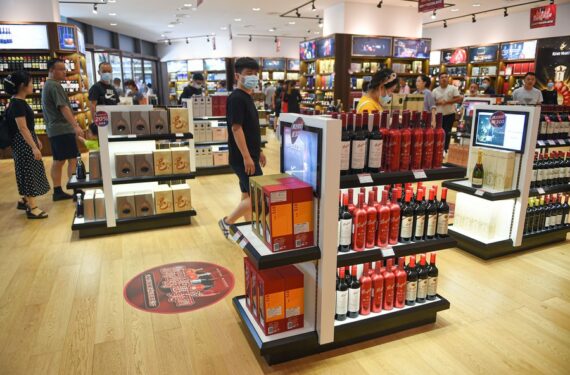 Para pelanggan mengunjungi toko bebas bea di Haikou, Provinsi Hainan, China selatan, pada 4 Oktober 2020. (Xinhua/Pu Xiaoxu)