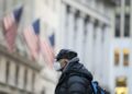 Seorang pria yang memakai masker berjalan di sebuah jalan di Manhattan, New York, Amerika Serikat, pada 19 Januari 2022. (Xinhua/Wang Ying)