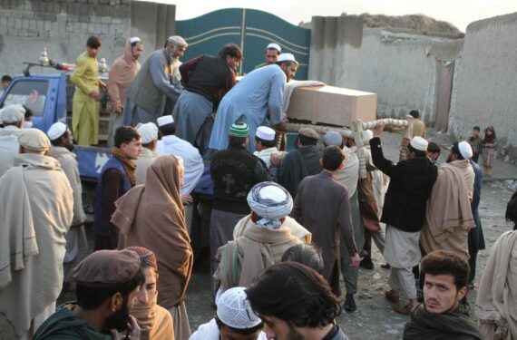 Orang-orang membawa peti mati seorang korban ledakan saat prosesi pemakaman di Provinsi Nangarhar, Afghanistan timur, pada 10 Januari 2022. (Xinhua/Hamidullah)