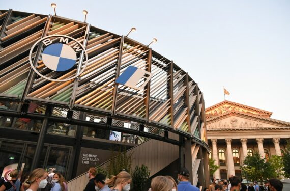 Orang-orang mengunjungi stan outdoor BMW di ajang International Motor Show Germany (IAA Mobility) di Munich, Jerman, pada 8 September 2021. (Xinhua/Lu Yang)